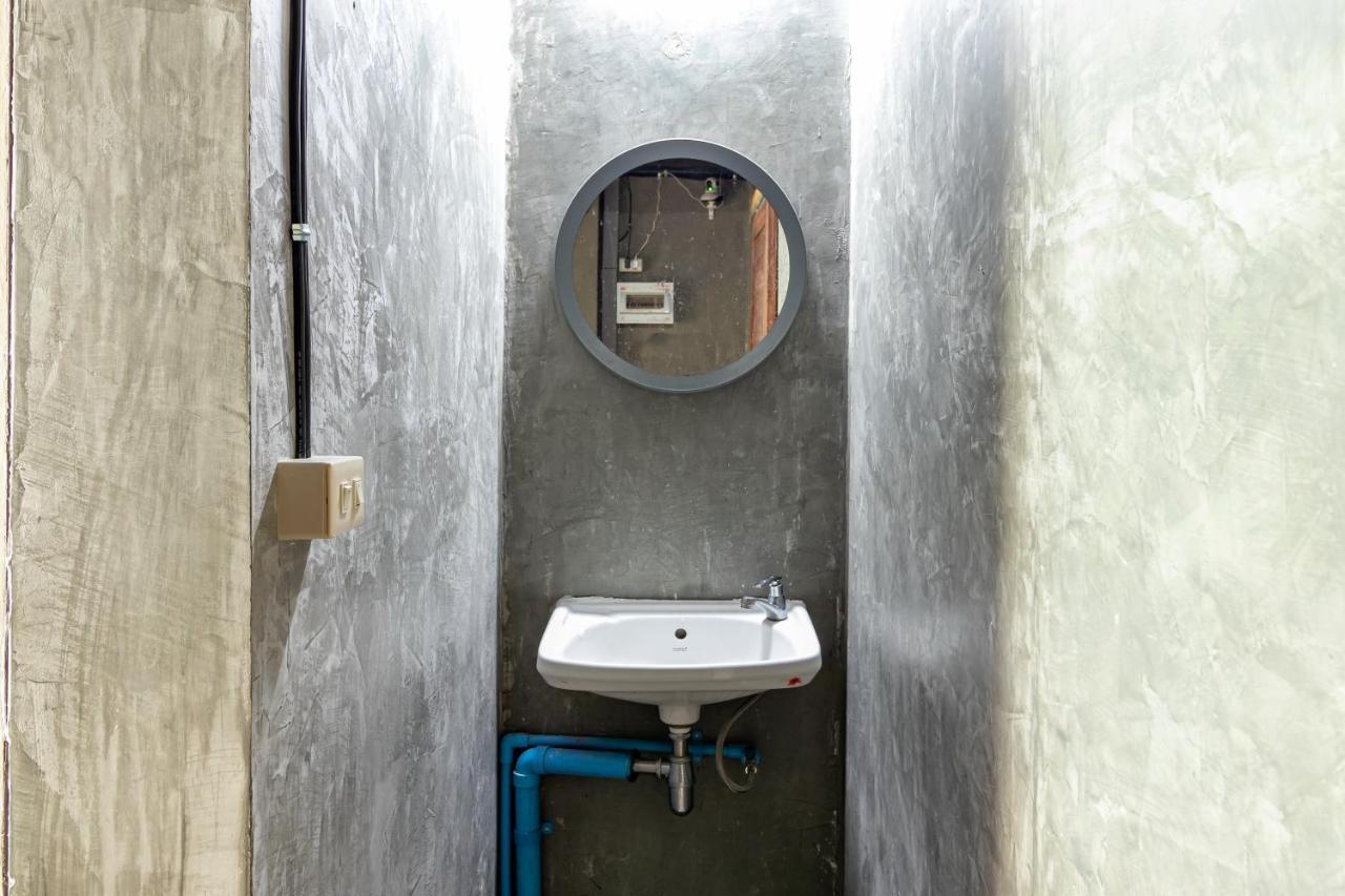 The Beds Ever Hostel (Adults Only) Бангкок Экстерьер фото