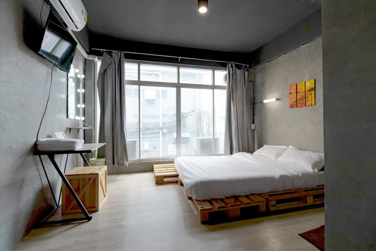 The Beds Ever Hostel (Adults Only) Бангкок Экстерьер фото