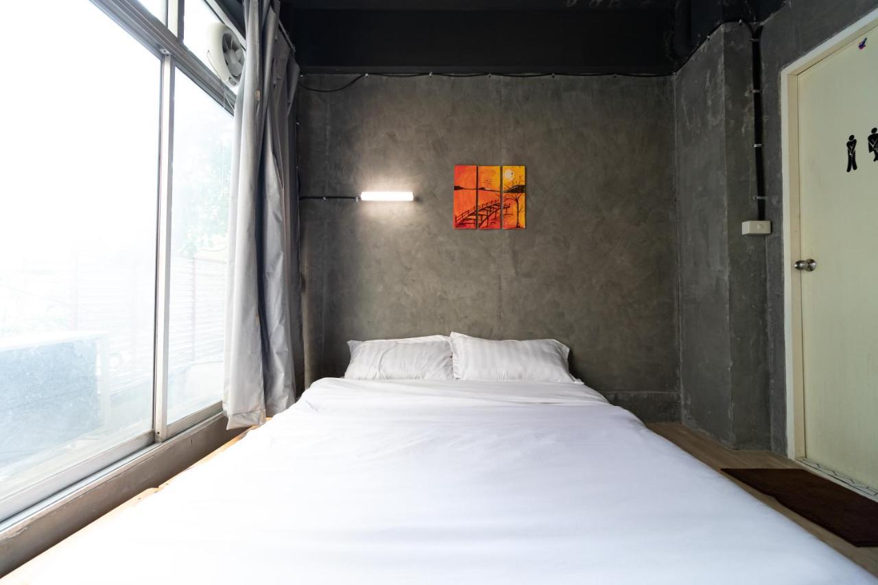 The Beds Ever Hostel (Adults Only) Бангкок Экстерьер фото