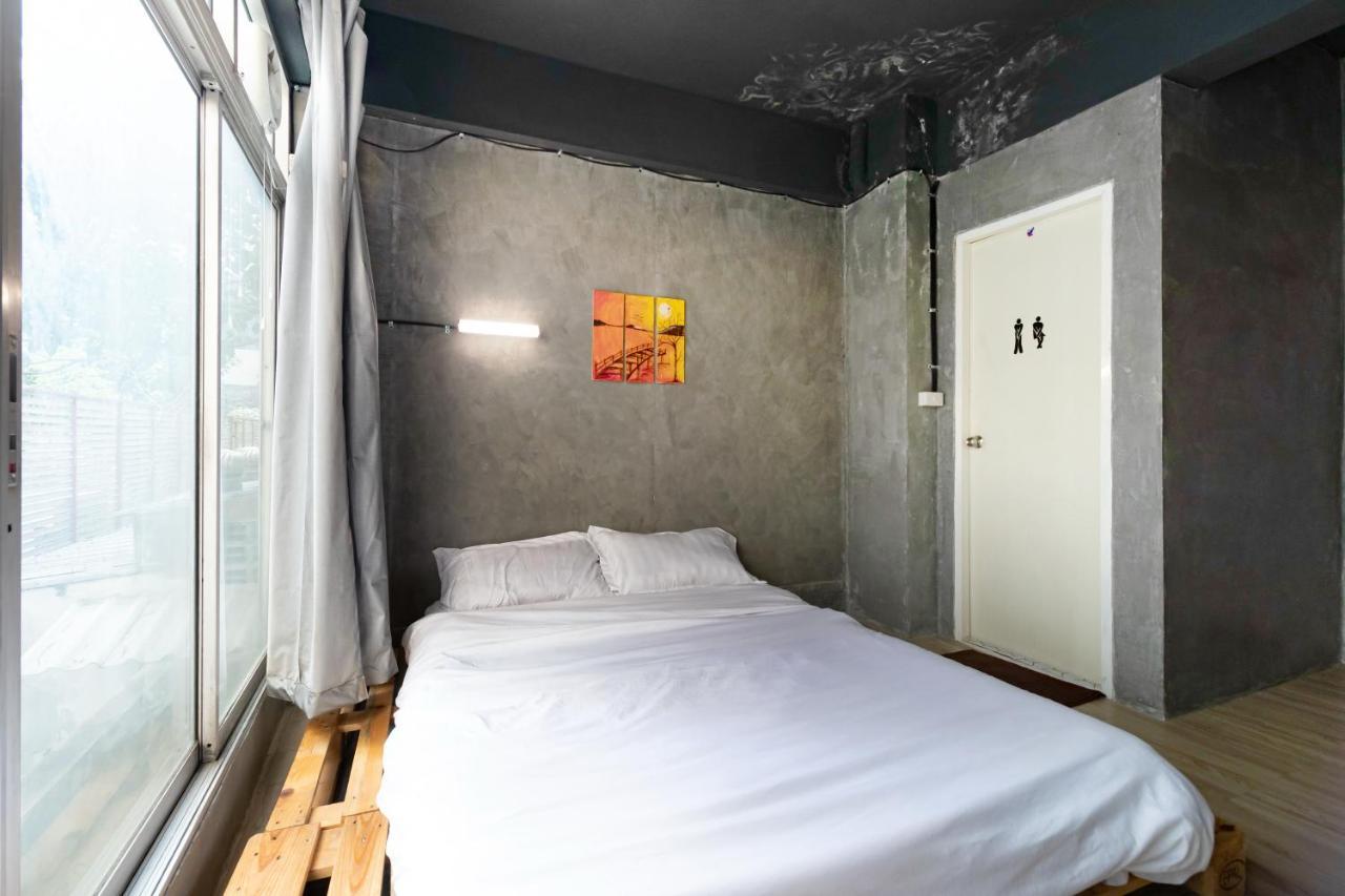The Beds Ever Hostel (Adults Only) Бангкок Экстерьер фото