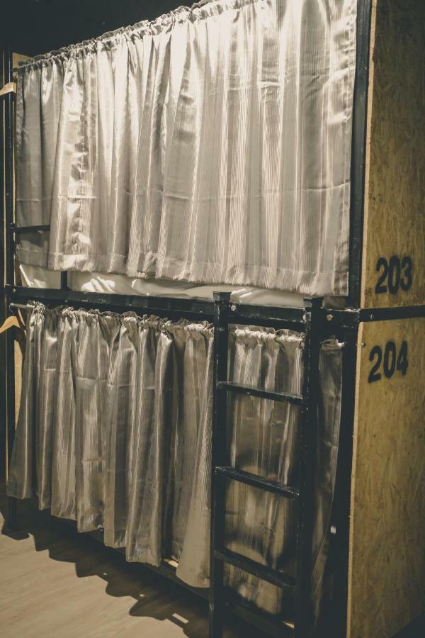 The Beds Ever Hostel (Adults Only) Бангкок Экстерьер фото