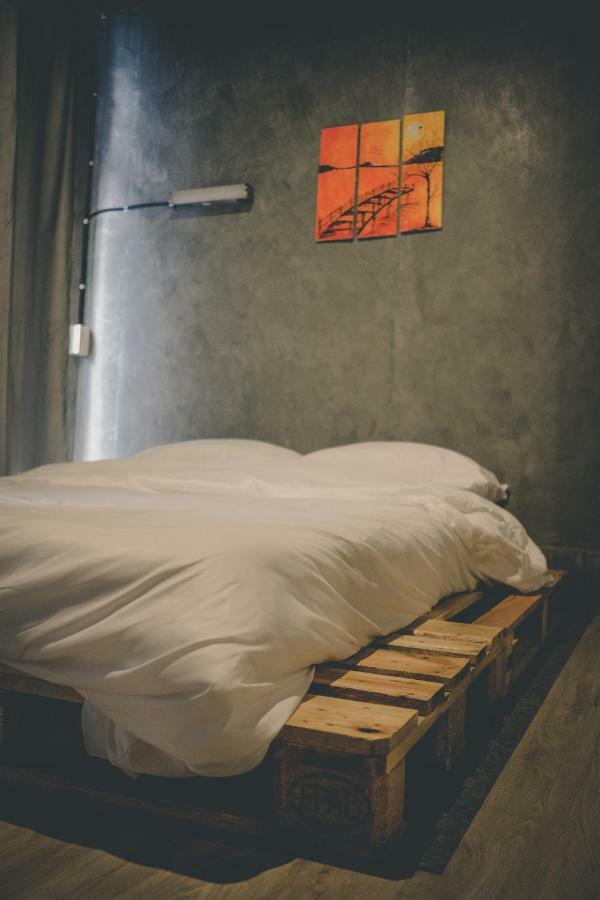 The Beds Ever Hostel (Adults Only) Бангкок Экстерьер фото