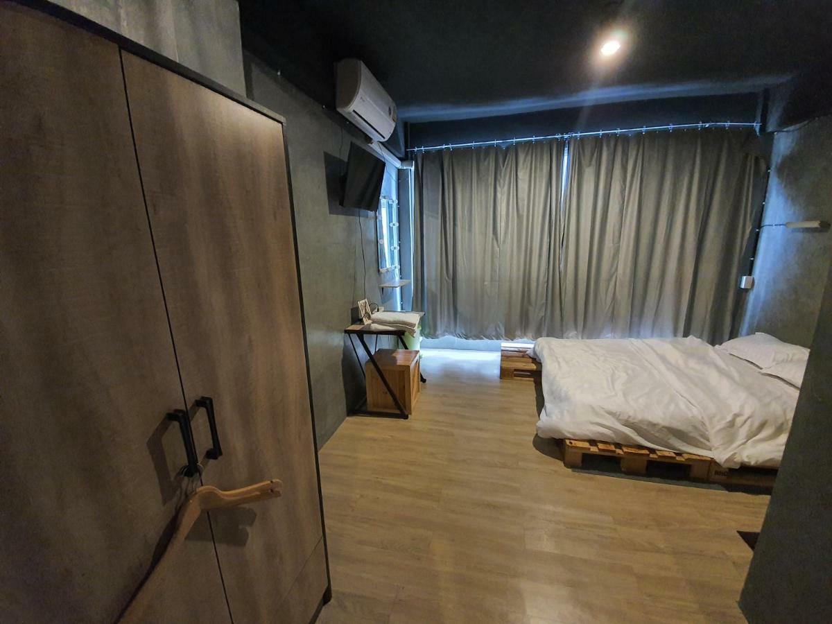 The Beds Ever Hostel (Adults Only) Бангкок Экстерьер фото