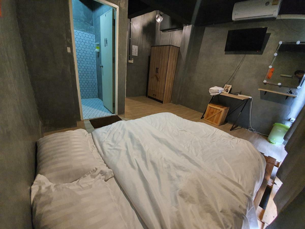 The Beds Ever Hostel (Adults Only) Бангкок Экстерьер фото